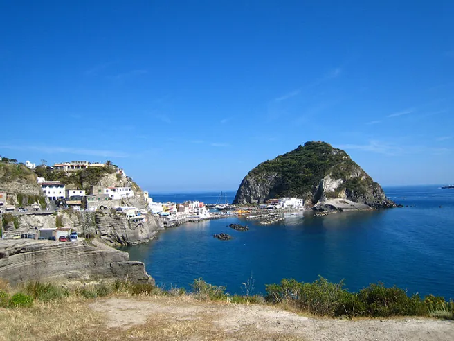 Vacanze 2019: Ischia è la più cara ad agosto, ecco quanto costa affittare un appartamento   