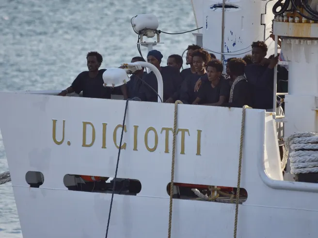 Diciotti, Di Maio minaccia Ue: ‘senza aiuti stop contributi’. E Salvini: ‘primi segnali di attacco economico all’Italia’