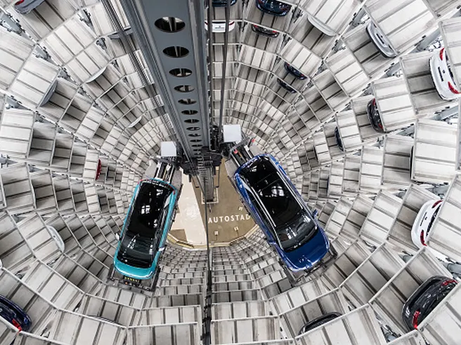 Volkswagen avanti tutta sull’elettrico, sfida a Tesla sulle batterie per tagliare costi auto EV