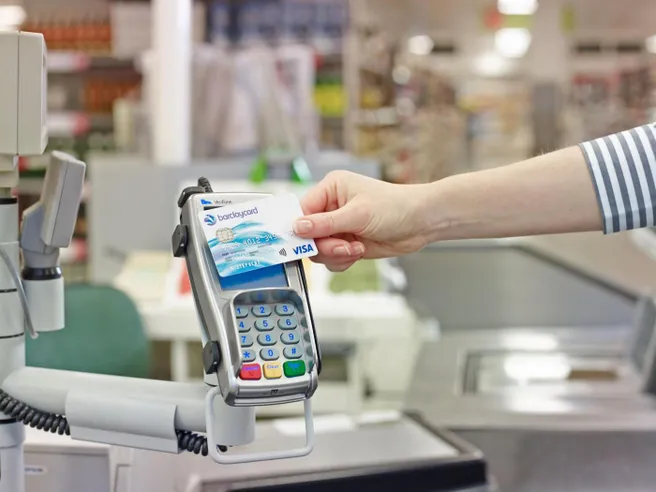 Pagare con bancomat dal tabaccaio: perchè non è così semplice. L’inchiesta in 10 città