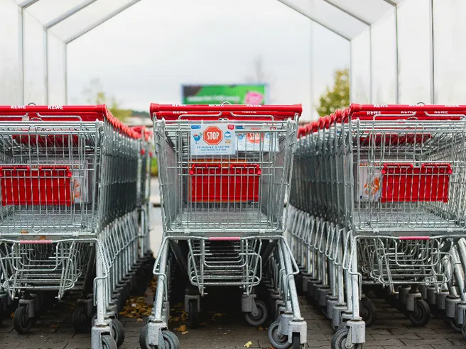 Crolla la fiducia dei consumatori italiani: risparmio in aumento, consumi in calo