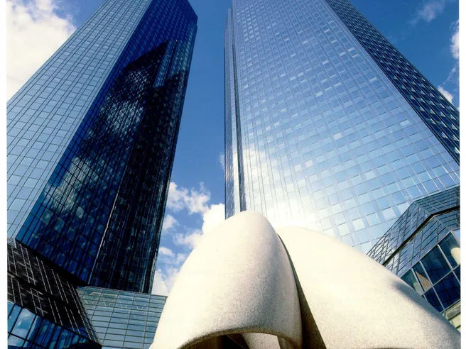 Deutsche Bank-Commerzbank: a rischio 30.000 posti lavoro, mentre NYT rivela prestiti DB a Trump
