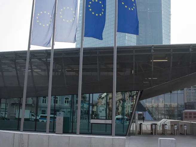 Bce scongela dividendi banche ma con tanti paletti: tetto massimo 15% utili fino a settembre 2021