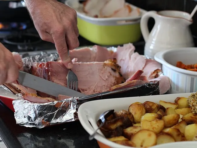 Spreco alimentare: il 20% del cibo per Natale finisce in pattumiera, ogni famiglia butta 24 euro