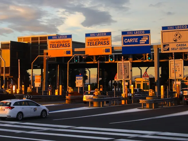 Telepass, da luglio scattano gli aumenti di oltre il 100%. I suggerimenti di Altroconsumo per risparmiare