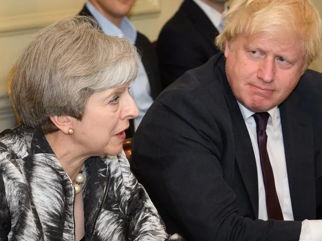 Brexit, il ricatto a May dai Brexiteers: dimettersi per ottenere il loro sì a Westminster