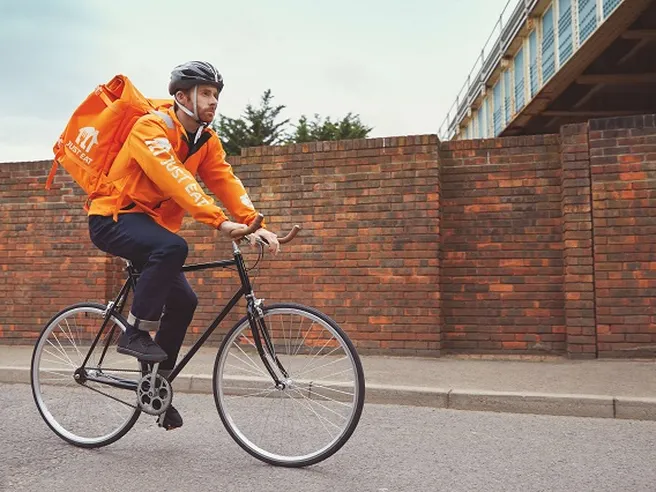 Svolta per i rider di Just Eat: dal 2021 saranno assunti e niente più paga legata a consegne