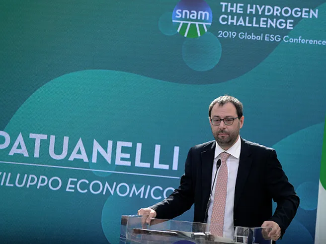 Mercato nelle fauci dello Stato: Patuanelli parla di nuova Iri e nazionalizzazione Alitalia