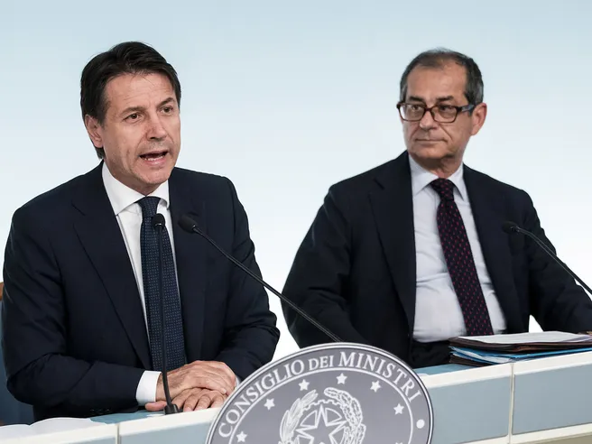Def alle Camere, Tria scrive all’Ue. Alert da Bruxelles: ‘follia deviazione, rischio ristrutturazione debito’