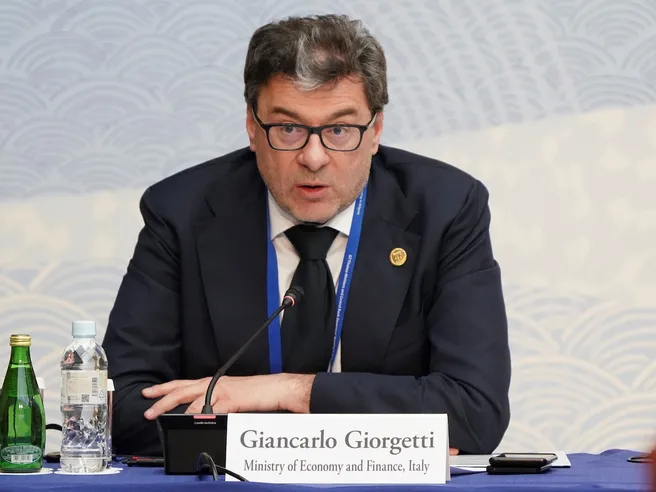 Caro mutui, banche collaborino. L’appello di Giorgetti mentre è incubo tassi