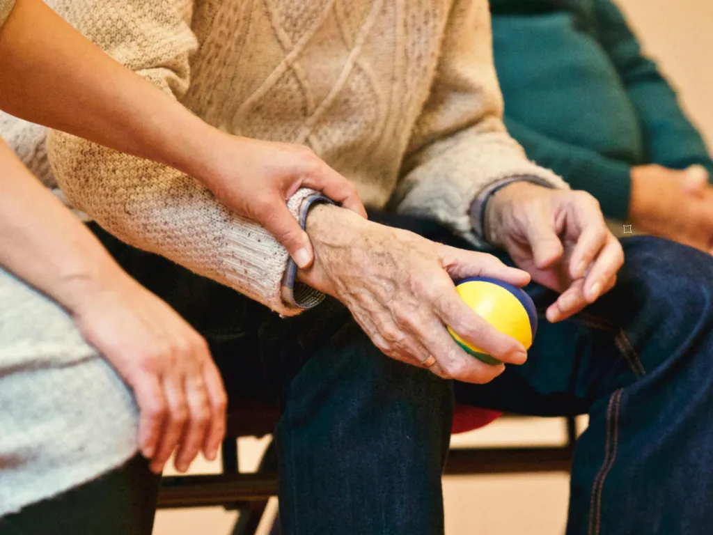 Lavoro domestico, in arrivo una carenza di personale: cosa succederà entro il 2028