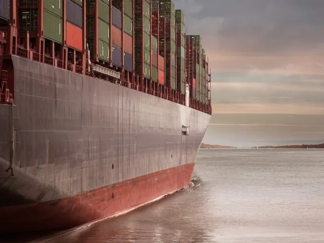 Nave container si blocca nel canale di Suez: prezzi petrolio sull’altalena
