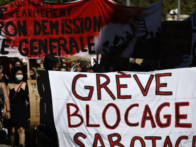 Francia, proteste di piazza contro la nuova Finanziaria