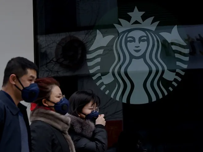 Coronavirus, McDonald’s chiude ristoranti a Wuhan e altre città. Stop Starbucks a 2000 caffetterie Cina