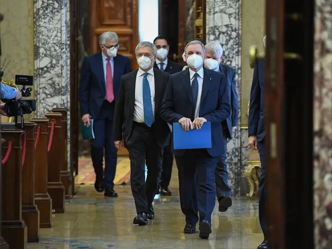 Visco: con MES per Italia solo vantaggi, troika non esiste. Nessuna cacofonia in Bce su euro