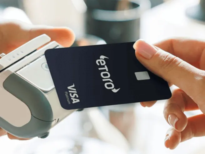 eToro lancia una nuova carta di debito Visa: rimborserà il 4% di ogni acquisto in azioni