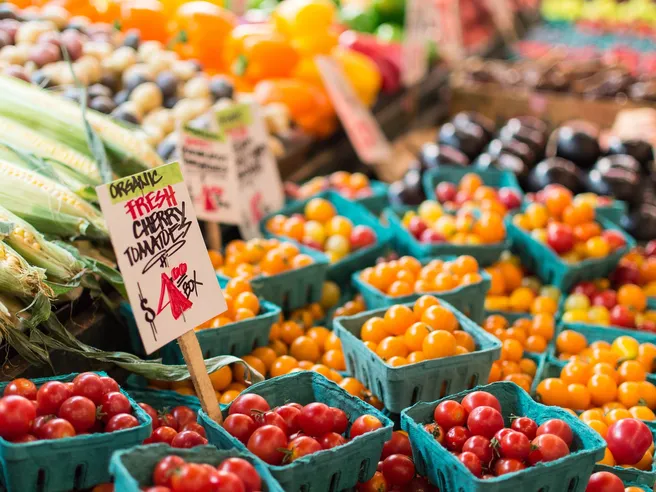 Frenata dell’inflazione ad aprile, scendono i prezzi di luce e gas ma è stangata sugli alimentari