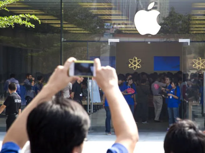 Apple, valore mercato record oltre $900 miliardi. Colosso guarda oltre l’iPhone, prossima scommessa è realtà aumentata