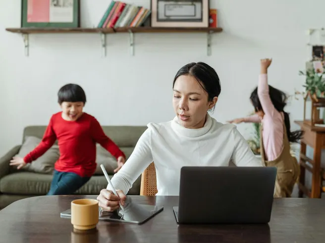 Il prezzo invisibile della maternità, tra asili insufficienti e stipendi ridotti