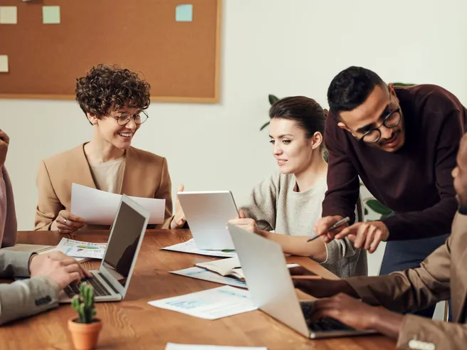 Carriera e anzianità: come funziona l’aumento di livello nei contratti collettivi
