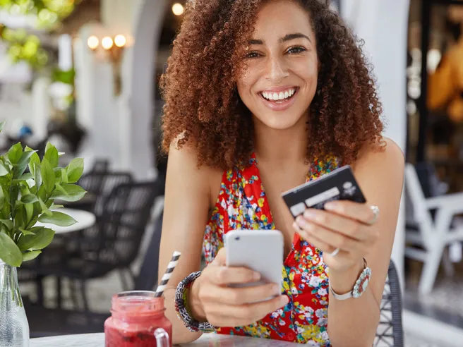 Carta Revolut: Recensione completa, Funzionalità e Costi 2025