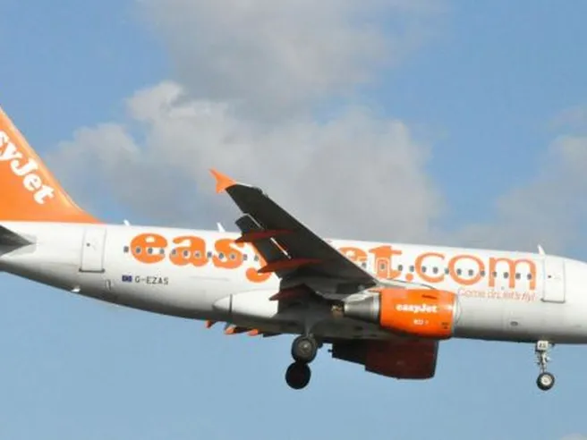 Easyjet mette a terra la sua intera flotta: trasporto aereo in profonda crisi