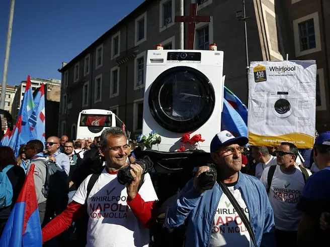 Whirlpool categorica: addio a Napoli il 31 ottobre. Governo alla caccia di un compratore