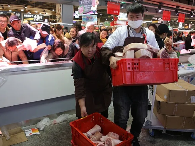 ‘Aprite un conto, e vi daremo carne di maiale’. Così le banche in Cina mentre infuria peste suina africana