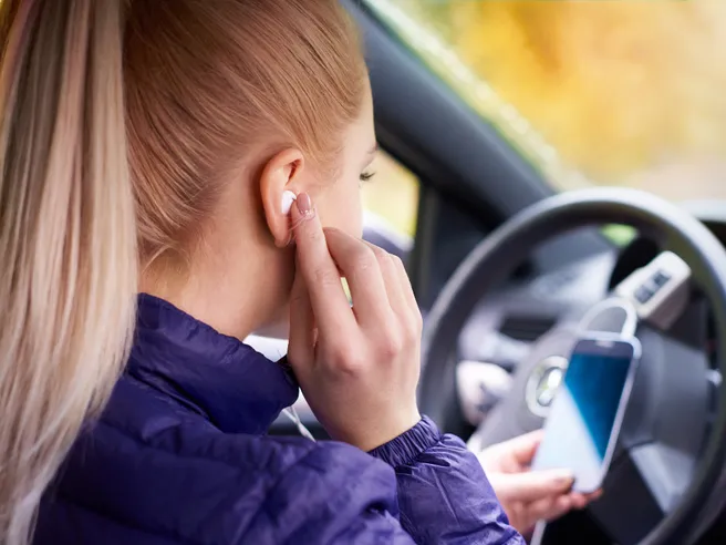 Auricolari alla guida, le norme aggiornate del Codice