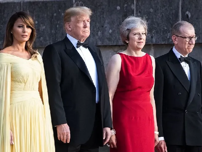 Trump boccia la May su soft Brexit: così a rischio accordi commerciali. Sponda a Boris Johnson
