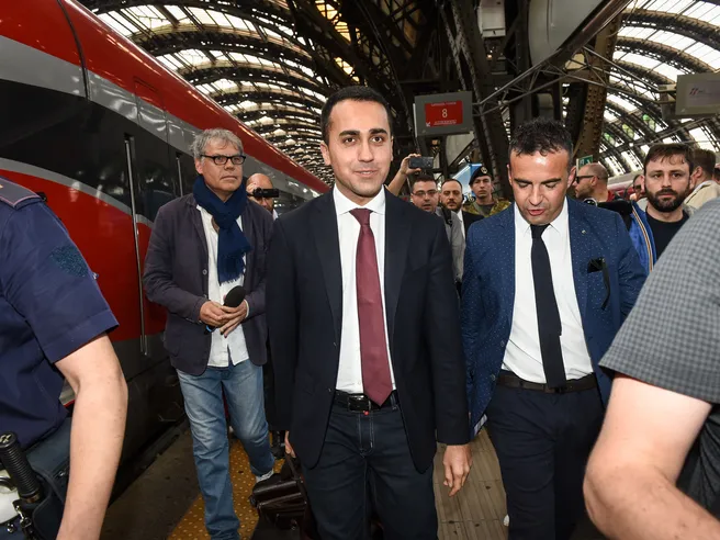Negozi sempre aperti: Di Maio pronto a riesaminare lavoro festivo contro sfruttamento. Scoppia polemica