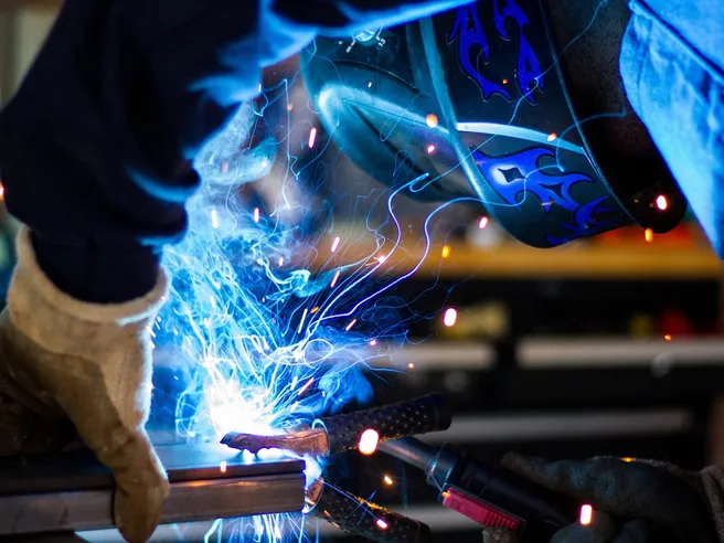 Industria: crollo record di ordinativi e fatturato, peggio della crisi del 2009