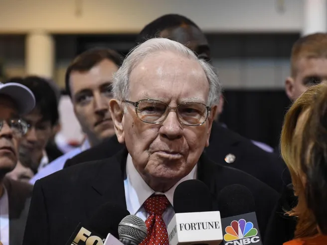 Warren Buffett lancia operazione assist titolo Berkshire Hathaway con buyback record