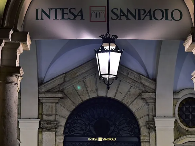 Intesa Sanpaolo cartolarizza NPL per 4,3 miliardi, target piano superato con un anno d’anticipo