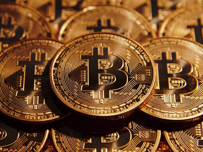 Bitcoin e oro: sfida tra investimenti nel 2025