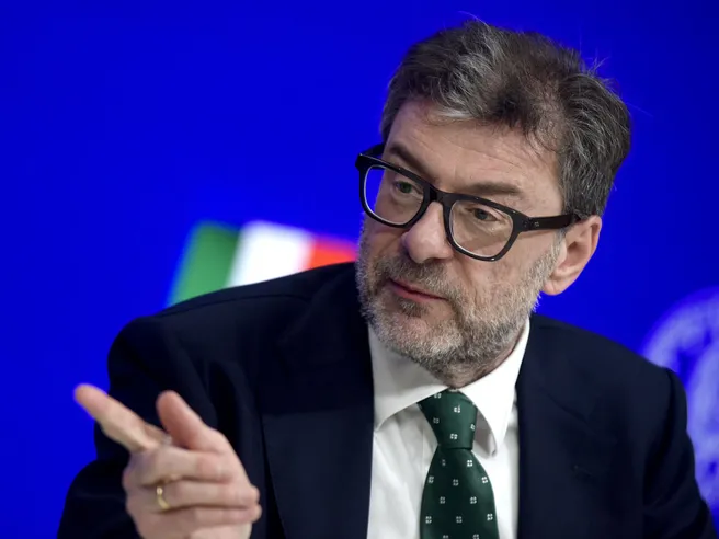 Giorgetti spinge per una nuova pace fiscale e chiede più responsabilità alle banche