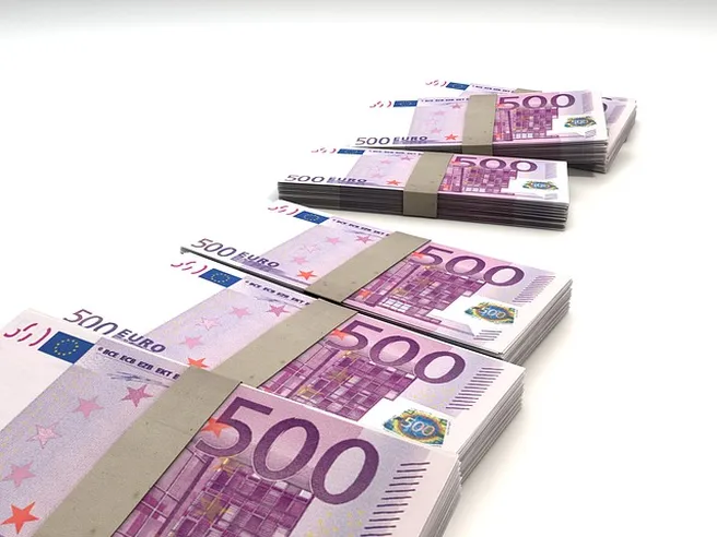Banconote da 500 euro verso l’addio, cosa cambia? A maggio arriveranno le nuove 100 e 200