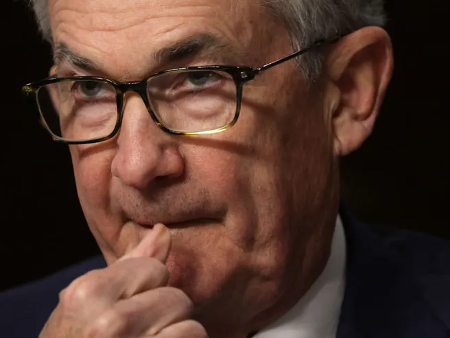 Domare l’inflazione comporterà tassi alti per un po’, da Powell pillola amara per investitori