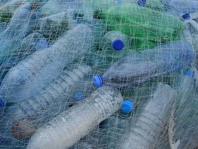 Plastica: Danone raccoglie la sfida Ue, le bottiglie di acqua Evian saranno 100% riciclabili entro il 2025