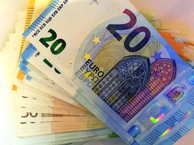 Risparmi: gli italiani preferiscono lasciarli in banca, un tesoro di 1,4 triliardi
