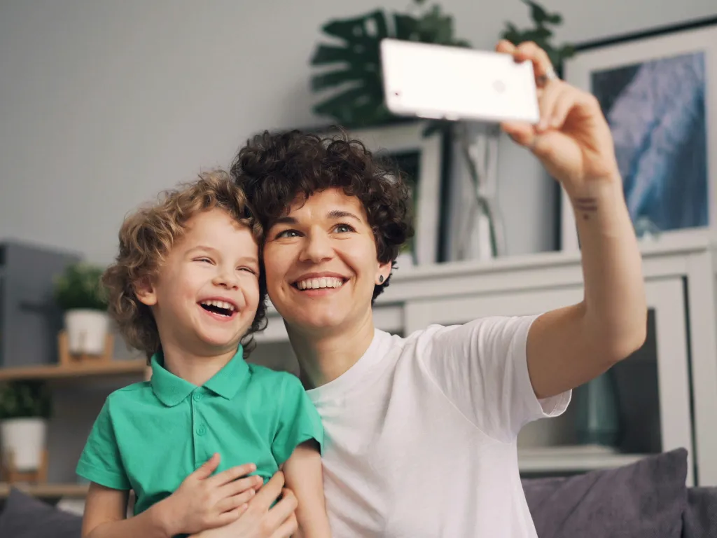 Pubblicare foto dei figli sui social: ecco quando è illegale