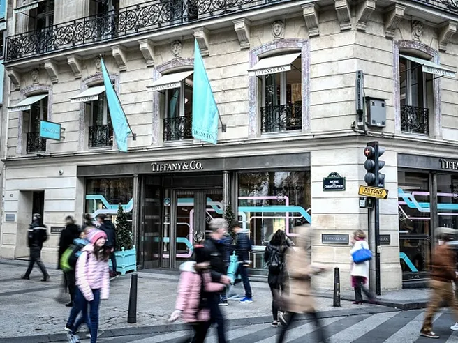 Lusso, è ufficiale: francesi di LVMH inglobano americana Tiffany, accordo da 14,7 miliardi euro