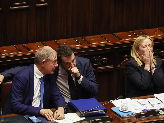 Consumi gas a picco, l’inverno è salvo. Urso (Mise) prospetta futuro da esportazione di energia per l’Italia