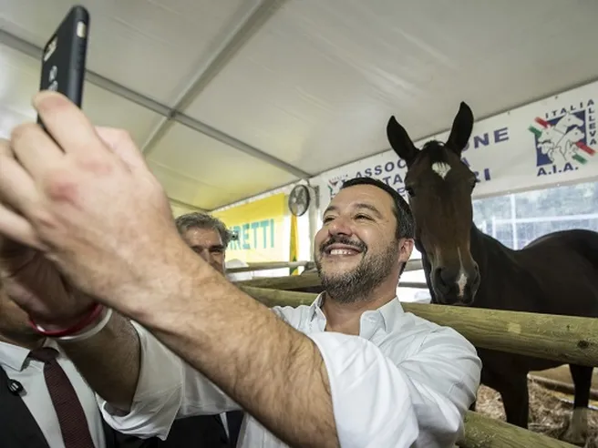 Tetto pace fiscale a 500mila euro, Salvini detta le condizioni. Uscita dall’euro non è all’ordine del giorno