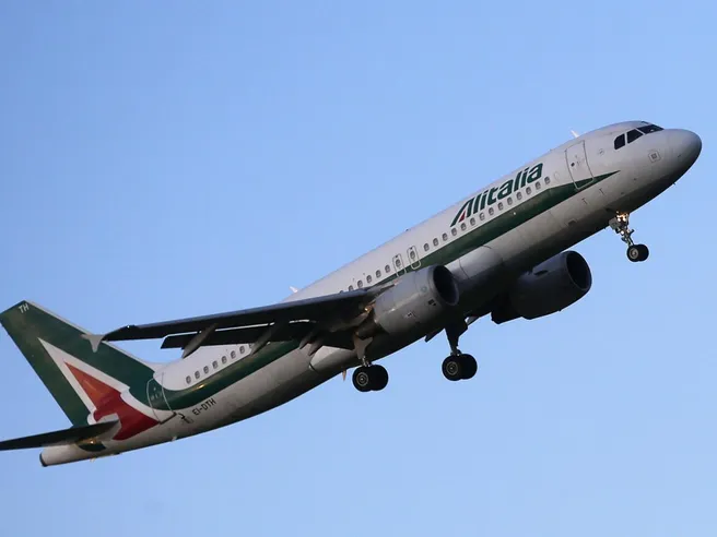 Alitalia, Cerberus torna alla carica chiamando easyJet. Verso holding con CdP e sindacati