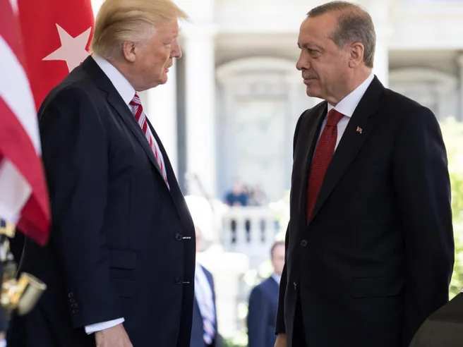 Crisi Turchia, Erdogan: boicotteremo prodotti Usa tra cui iPhone. ‘Uniti contro dollaro, forex, inflazione e tassi di interesse’