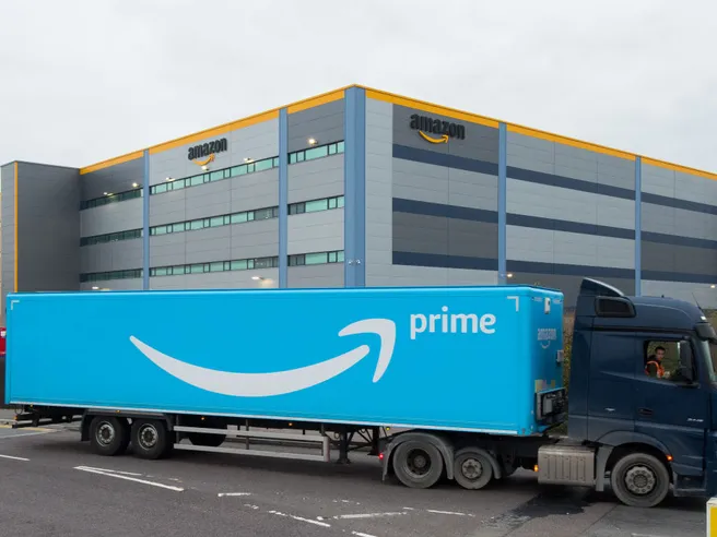 Amazon Prime: la batosta agli abbonati in Italia, e non solo. Rincari abbonamenti fino a +43% , mentre arriva lo shock Wal-Mart