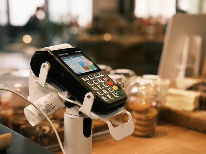 Pagare con Bancomat costa di più dal 1°luglio: ecco le nuove commissioni