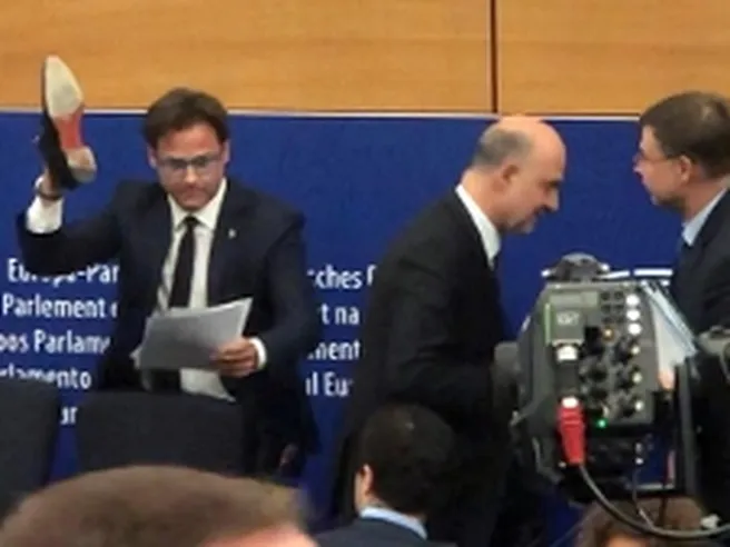 Ciocca sporca con una scarpa carte Moscovici: il commissario avverte su rischio fascismo. Monti: ‘per ogni scarpa interessi salgono’