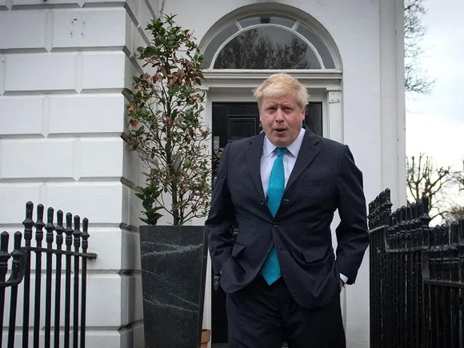 Paura Brexit: Johnson tra diktat e ottimismo, ma i britannici fanno scorte di cibo e medicine